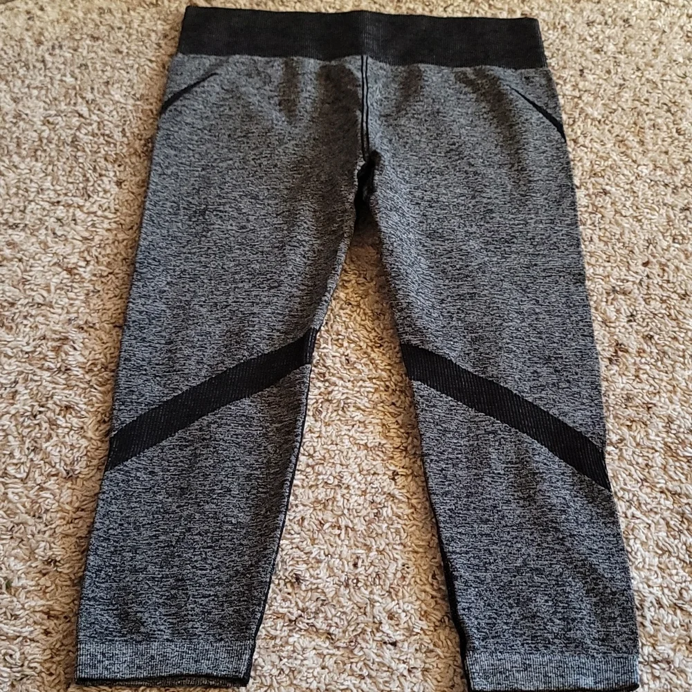 Fabletics Capris - Picture 3 of 7